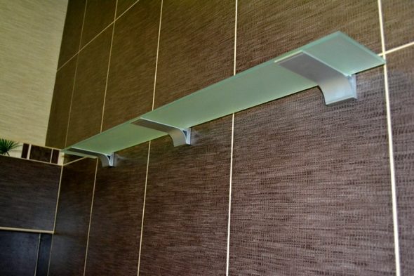 fixer l'étagère en verre au mur