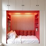 lit et rangement dans une niche