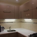 armoire de coin dans la cuisine avec lumière