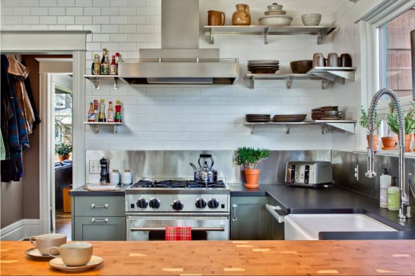 étagères de coin dans la cuisine