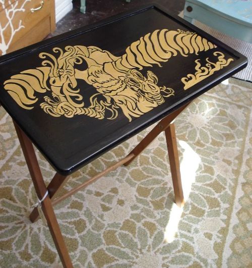 tableau de décoration d'une vieille table