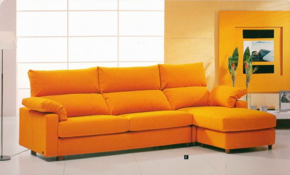 canapé orange semble lumineux