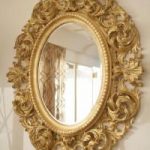 L'élément de décor principal et le plus lumineux est un miroir