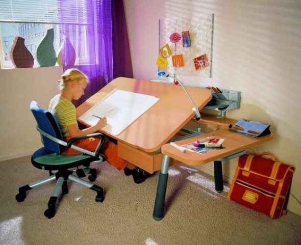 bureau et chaise d'école