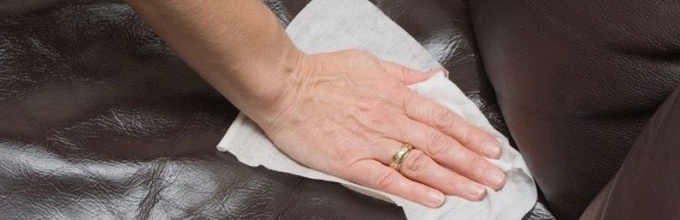 nettoyer la saleté du coussin du canapé à la maison