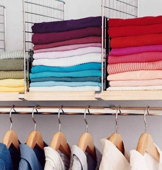 vêtements dans le placard