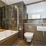 accrocher un miroir de salle de bain