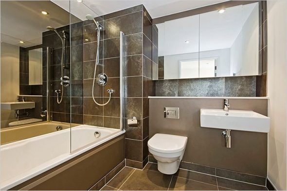 accrocher un miroir de salle de bain