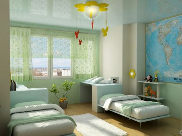arrange des meubles dans la crèche pour deux enfants