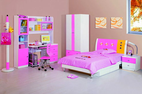 Mueble rosa para la guardería de la niña.