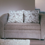 fauteuil-lit gris avec coussins