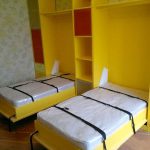 lit armoire dans la chambre d'enfant