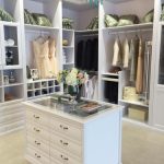 armoire avec des choses