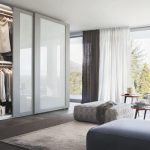 rangement des vêtements dans le placard