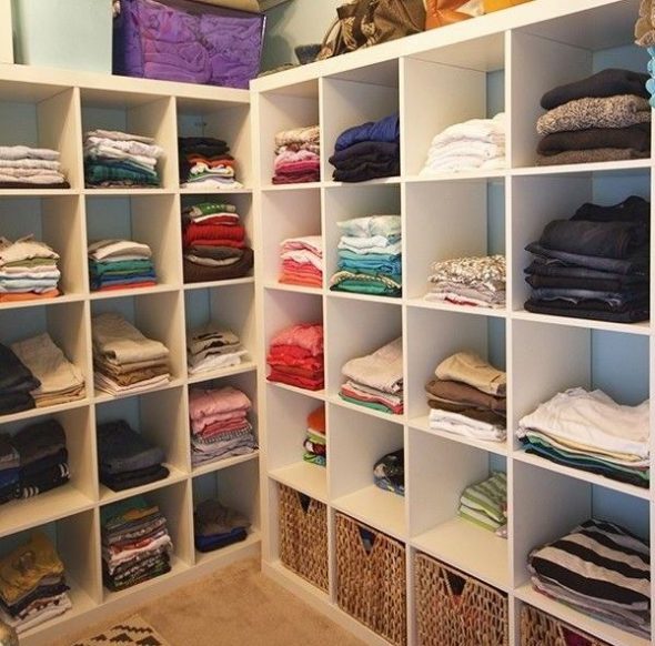 armoire avec étagères