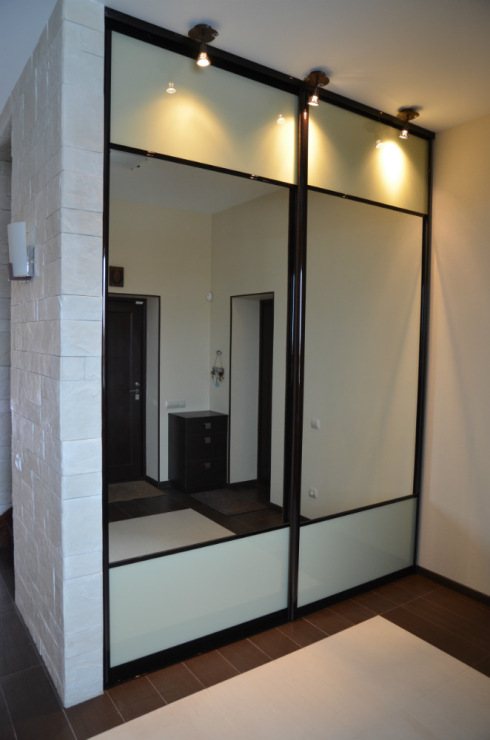 armoire à portes larges en miroir