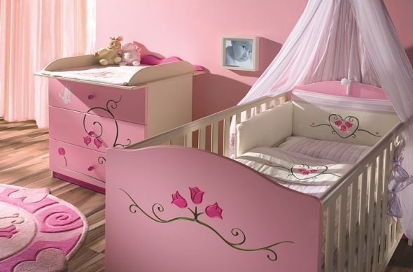 coser un dosel a la niña en la cama