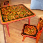 vous êtes fatigué ou ennuyé par l'ancienne table, vous pouvez la rafraîchir par découpage