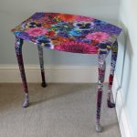 la table est collée avec un linge à fleurs