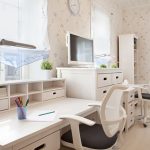 chaise pour écolier dans la chambre