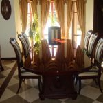 chaises et table en bois