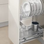 séchoir pour la vaisselle dans l'armoire inférieure