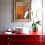 table de chevet sous l'évier rouge