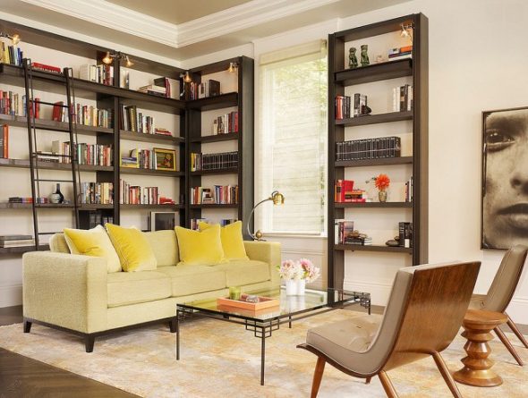 étagères de coin dans le salon