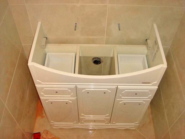 installation du lavabo sur le meuble