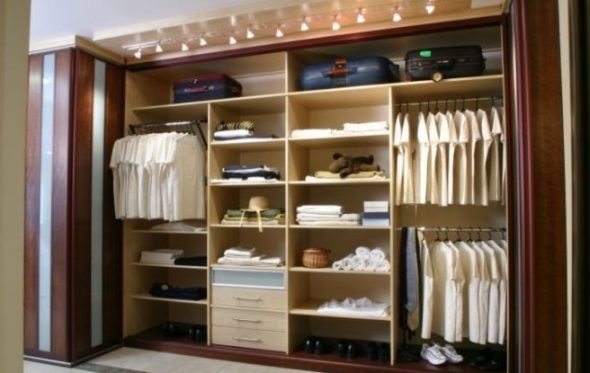 armoire avec un bar et des étagères