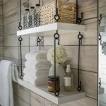 Étagères suspendues soignées et mignonnes dans la salle de bain