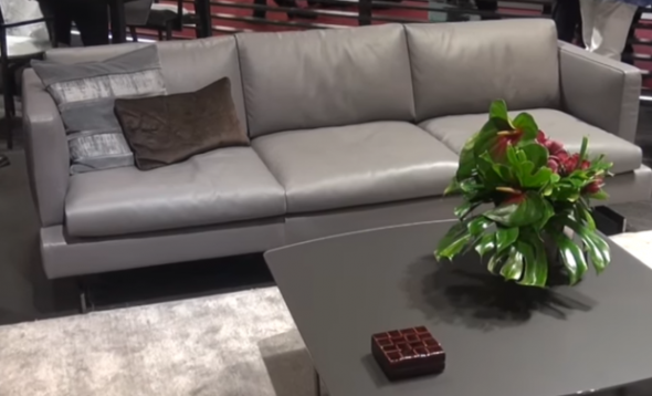 L'attribut d'un intérieur chic est un meuble rembourré en cuir.