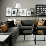Longue étagère noire avec cadres de la couleur de l'intérieur