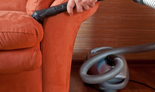 Nettoyage des meubles rembourrés avec un aspirateur