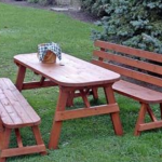Table de jardin et bancs pour d'agréables rassemblements en plein air