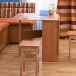 Table en bois dans la cuisine
