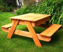 Table de rue en bois pour donner