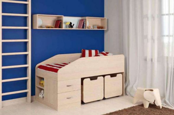 Grenier de lit pour enfants avec des boîtes pour les jouets