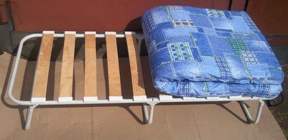 Lit pliant pour enfants avec un matelas sur les lamelles