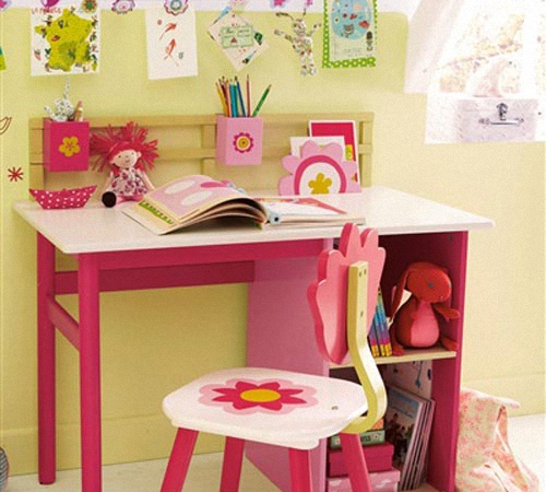 Bureau d'enfants faites-le vous-même pour une fille