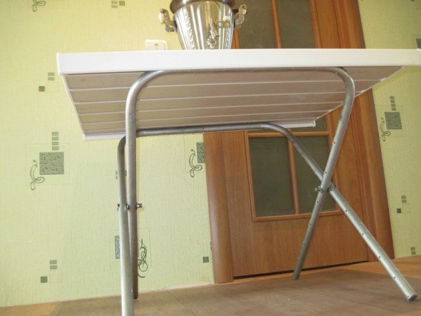 table avec pieds en aluminium
