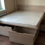 Katrina King Bed avec des tiroirs spacieux