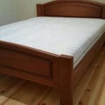 Lit double en bois massif + matelas orthopédique