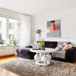 La peinture sur l'étagère dans le style de l'Art Nouveau moderne sur le canapé
