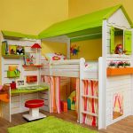 lit superposé avec une table pour un enfant