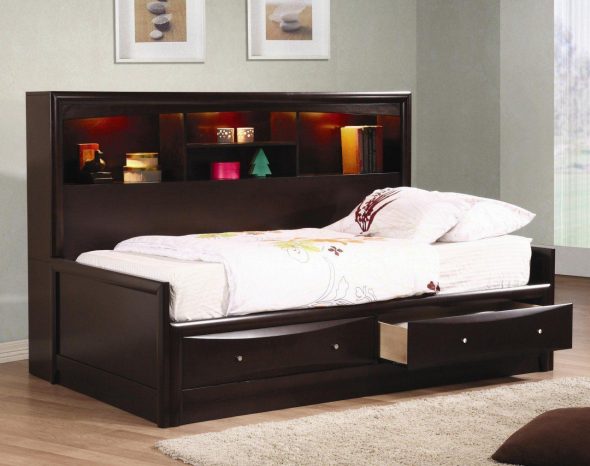 Lit pour un adolescent avec des boîtes de rangement dans la chambre