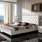 Le lit et les chaises de la chambre sont en cuir blanc.