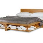 Lit en bois massif photo