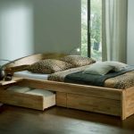 Lit en bois massif avec tiroirs