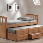 Lit à tiroirs dans la chambre d'enfant